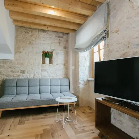 Franka 3* Трогір